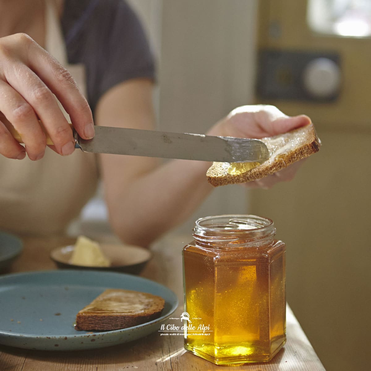 Un ottimo modo per assaporare il miele: con il pane delle Alpi.